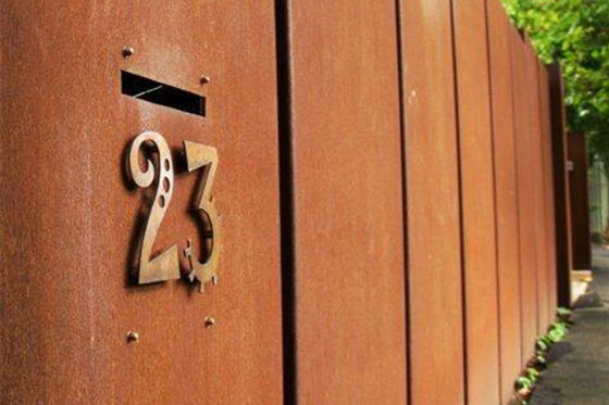 鋼板のつや出しのチェック模様の版A283 A387を風化させるS235jr